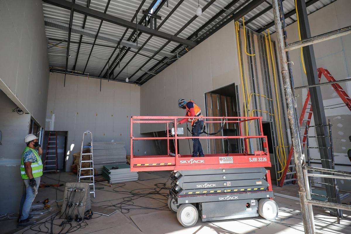 Ideia  mostrar a realidade das obras de construo do estdio do Galo
