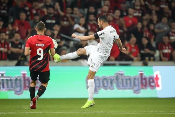 Galo perdeu muitas chances e acabou tropeando em Curitiba