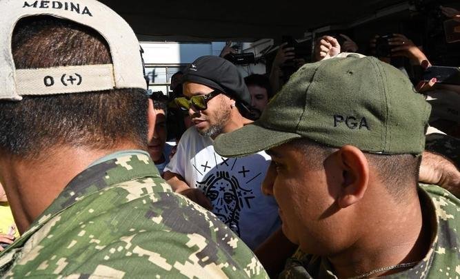 Astro est no pas para lanamento de livro e para participar de evento beneficente. Polcia Nacional Paraguaia mantm jogador sob custdia por supostamente uso de passaporte falso