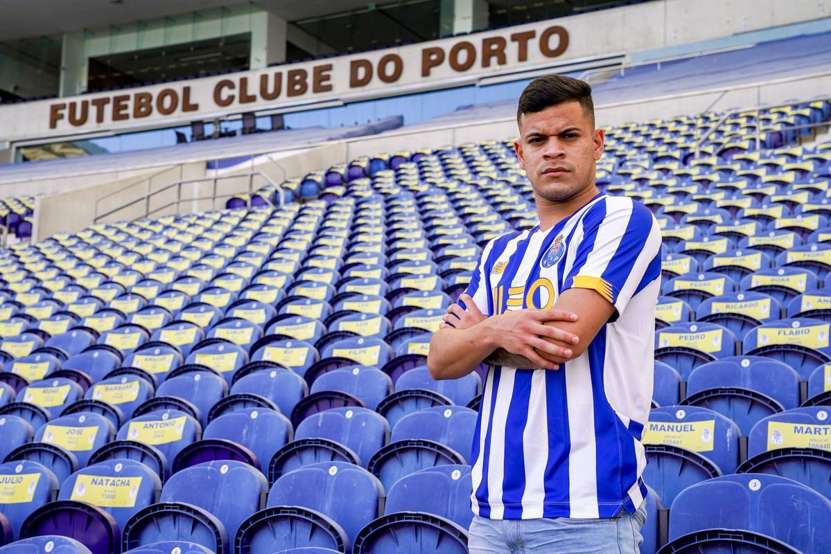 Hulk - Jovem revelação da base do Atlético, o lateral-esquerdo foi emprestado ao Paraná no começo do ano. Em junho, ele rescindiu com o Galo para assinar com o Porto B. O alvinegro ficou com 30% dos direitos econômicos do jogador. No clube português, são oito jogos e um gol marcado.
