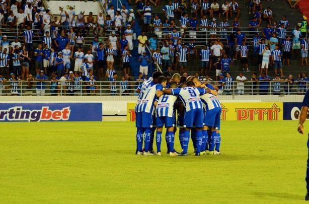 CSA - se por um lado lidera o Campeonato Alagoano, com sete pontos em três jogos (duas vitórias e um empate), por outro faz péssima campanha na Copa do Nordeste, da qual é lanterna do Grupo B, com um ponto em cinco rodadas (um empate e quatro derrotas). O Azulão ainda caiu na primeira fase da Copa do Brasil, com derrota para o Vitória-ES por 2 a 1. No elenco há alguns conhecidos da torcida cruzeirense, como o lateral-direito Diego Renan e o meia Allano - de volta ao futebol brasileiro depois de rodar por Portugal, Japão e Turquia. Na última quarta-feira, o CSA perdeu para o Bahia, por 2 a 0, pela Copa NE. A equipe do técnico Eduardo Baptista jogou com Thiago Rodrigues; Diego Renan, Alan Costa, Luciano Castan e Rafinha; Geovane, Jean Cléber e Allano; Bruno José, Rafael Bilu e Diego Maurício.