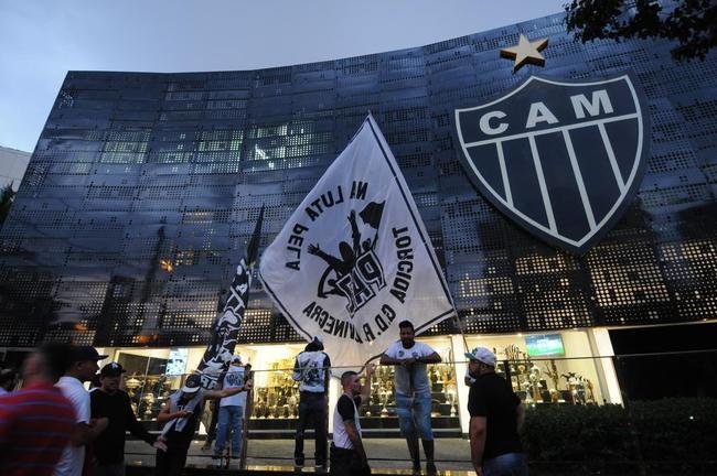 Alvos principais do protesto foram presidente S�rgio Sette C�mara, diretor de futebol Alexandre Gallo e jogadores, especialmente Elias, Luan e Cazares