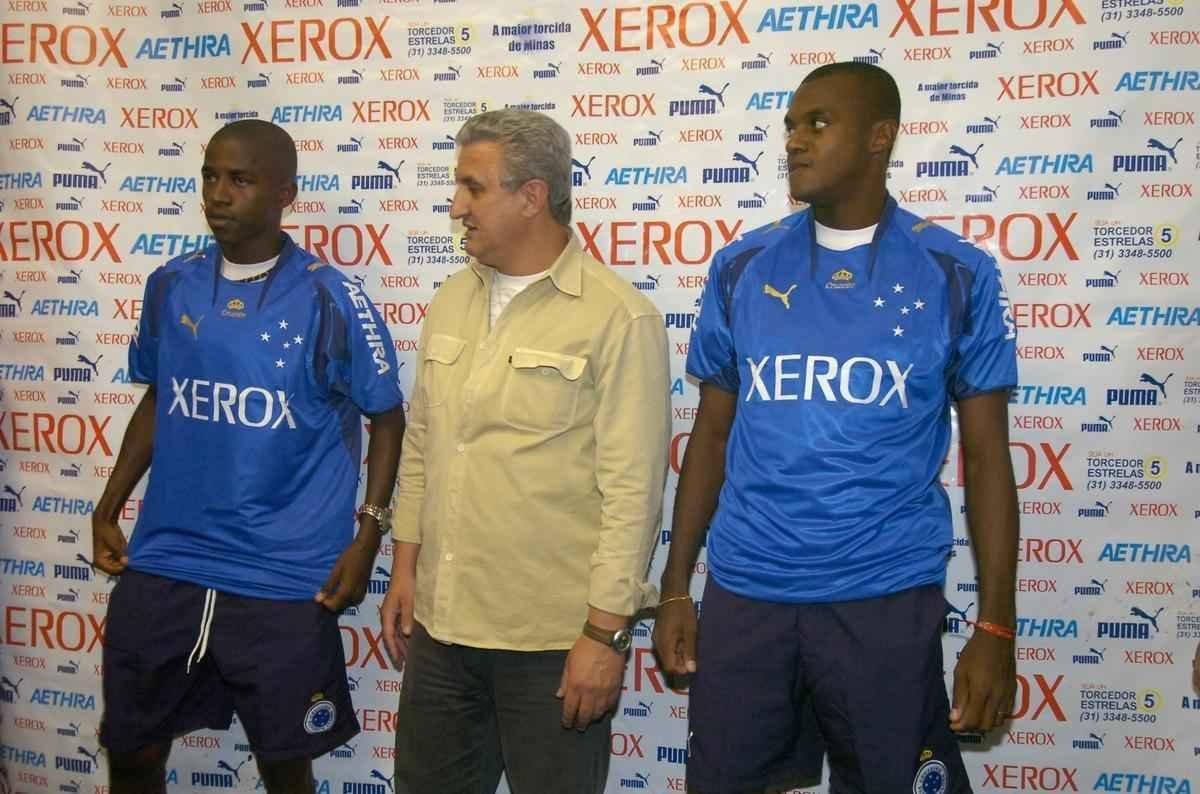 18/04/2007 - Apresentao dos novos contratados do Cruzeiro, Ramires e Leo Fortunato, no Mineirao, em Belo Horizonte, feita pelo diretor de futebol Eduardo Maluf
