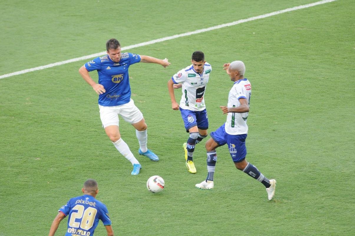Cruzeiro goleou URT por 3 a 0 no Independncia com gols de Thiago, Machado e Edu em sua estreia no Mineiro. Ronaldo, dono da SAF, assistiu  partida no Horto. Duelo marcou estreia do tcnico uruguaio Paulo Pezzolano