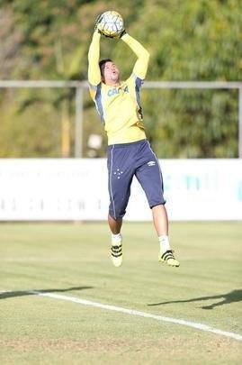 Treinador escalou Manoel na defesa, Willian no ataque, mas ganhou dvida com entorse de Henrique