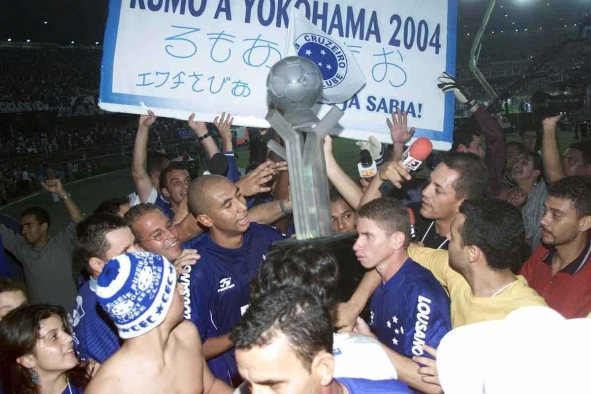 Em junho de 2003, o Cruzeiro deu o segundo passo para alcanar a indita Trplice Coroa. No dia 11 daquele ms, no Mineiro, o time dirigido por Vanderlei Luxemburgo conquistou a Copa do Brasil ao derrotar o Flamengo por 3 a 1. Os gols foram de Deivid, Aristizbal e Luiso. Alex no marcou, mas voltou a dar show em campo, assim como j havia feito no empate por 1 a 1 no duelo de ida, no Maracan, quando fez gol de letra. Aquele foi o quarto ttulo celeste no torneio de mata-matas e deu ainda mais confiana ao elenco para tambm faturar o Brasileiro no segundo semestre de 2003.