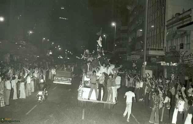 Jogadores do Cruzeiro desembarcam na Pampulha e, em seguida, saem em carro aberto por BH