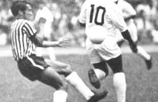 Pel em duelo contra o Atltico em 23 de novembro de 1969. Antes da partida, o craque foi coroado no Mineiro pelo garoto Paulinho.