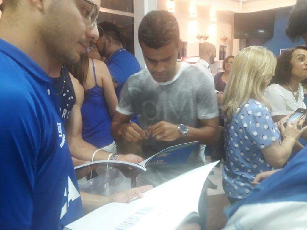 Zagueiro Leo lanou no Barro Preto o livro A Quinta Estrela, sobre o penta da Copa do Brasil. Atacante Alisson prestigiou evento.
