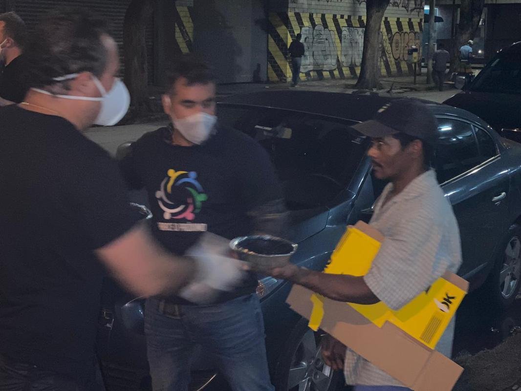 
Alexandre Mattos e Clube do Chef doaram 530 marmitas para pessoas em situao de rua