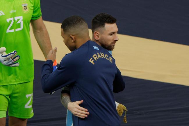 Entrada de Argentina e Frana no campo do Estdio Icnico de Lusail para a final da Copa do Mundo foi um espetculo  parte. Veja fotos do show de fogos, de luzes e da execuo dos hinos nacionais dos dois pases