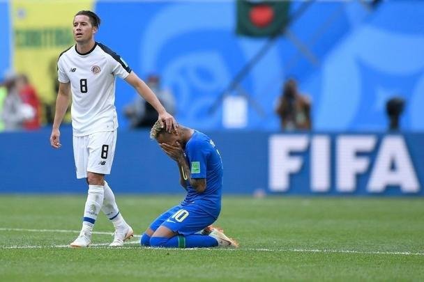 Neymar chorou após marcar o segundo gol do Brasil na vitória por 2 a 0 sobre a Costa Rica