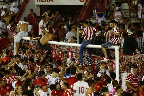 A felicidade alvirrubra invadiu o gramado após a vitória em cima do Paysandu, em cobranças da marca penal.