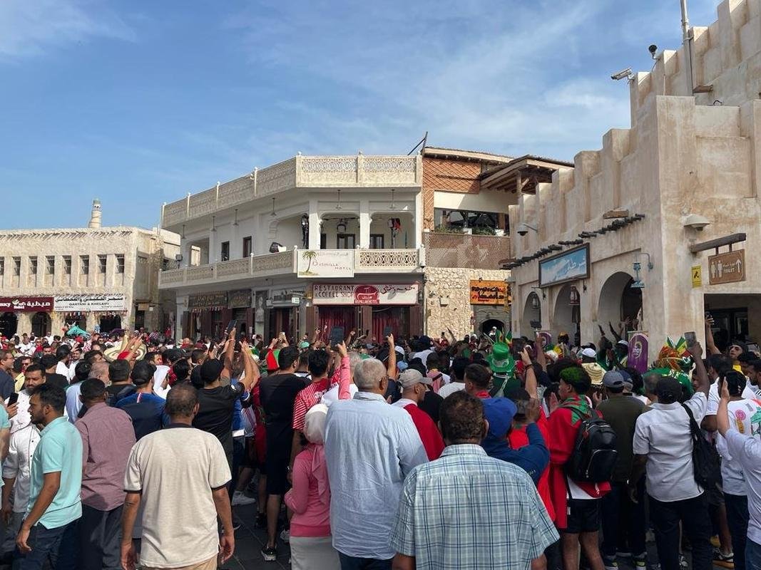 Torcidas da Copa do Mundo de 2022 tm se encontrado no Souq Waqif, tradicional mercado em Doha, no Catar.