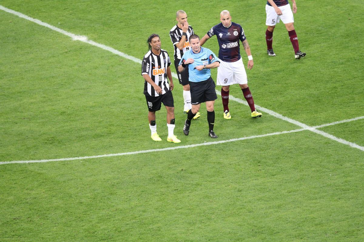 Ronaldinho pode ter feito, contra o Lans, na despedida da Recopa, o seu ltimo jogo pelo Atltico