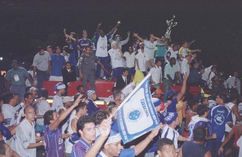 Em 30 de novembro de 2003, o Cruzeiro venceu o Paysandu por 2 a 1, no Mineiro, e confirmou o bicampeonato brasileiro. Logo depois da partida, jogadores, comisso tcnica e diretoria desfilaram em carro aberto pelas ruas de Belo Horizonte e levaram milhares de torcedores ao delrio.