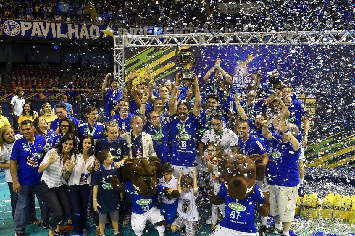 Depois da vitria sobre o Sesi, jogadores do Cruzeiro fizeram grande festa no Mineirinho