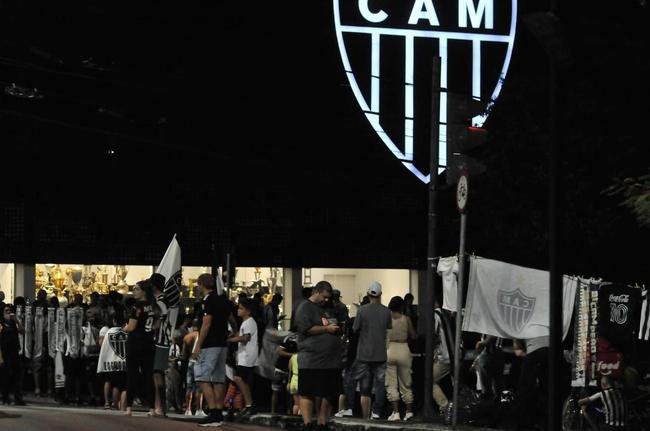 Torcedores do Atltico se concentraram em frente  sede do clube, no bairro de Lourdes, em BH, para festejar o ttulo da Supercopa do Brasil sobre o Flamengo. Galo derrotou rubro-negros nos pnaltis na Arena Pantanal, em Cuiab