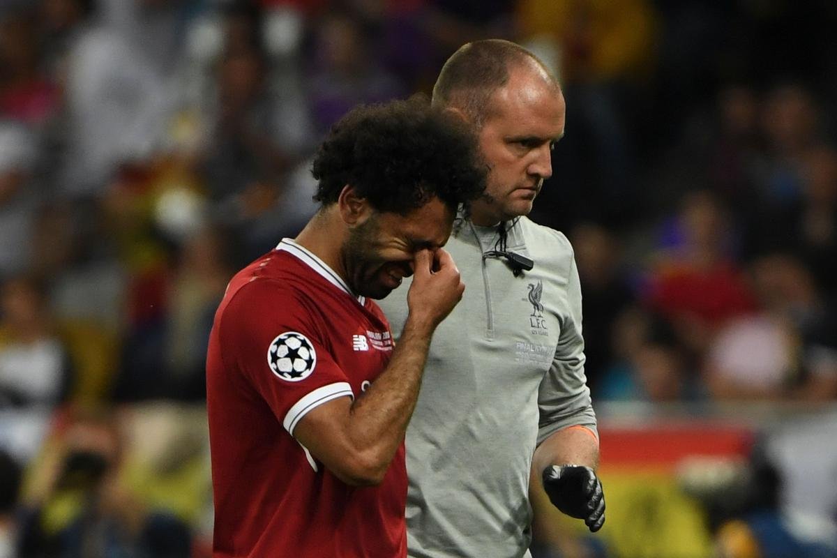 Salah, do Liverpool, sofreu falta de Sergio Ramos, machucou ombro esquerdo e deixou a final no primeiro tempo