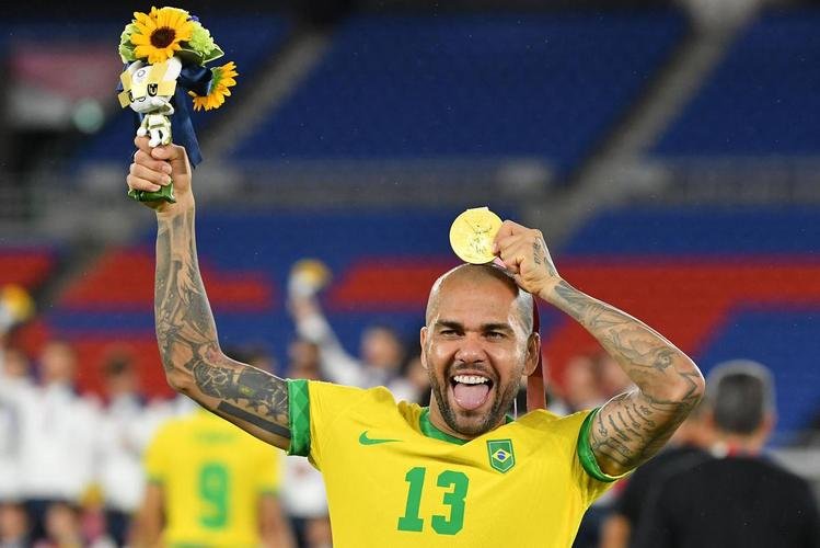 Jogadores da Seleo Brasileira recebem a medalha de ouro pela conquista olmpica no futebol
