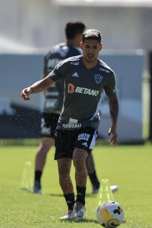 Nesta quinta-feira (28), o Atltico realizou o terceiro treino na Cidade do Galo aps o retorno de Cuca. Durante a atividade, o treinador conversou com o presidente do clube, Srgio Coelho.