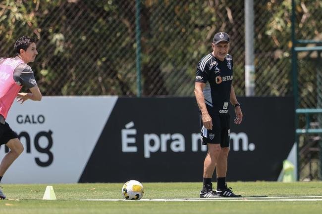 Fotos do treino do Atltico nesta quarta-feira (12/10), na Cidade do Galo. Em recuperao de um incmodo na panturrilha esquerda, Hulk fez funcional no campo e ainda  dvida para o confronto contra o Flamengo, no sbado, s 20h30, no Maracan, pelo Brasileiro