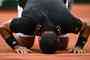 Tsonga se emociona ao encerrar a carreira após derrota em Roland Garros