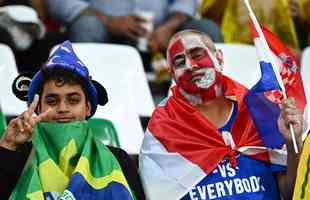 Fotos das torcidas de Brasil e Crocia no Estdio da Educao, em Al-Rayyan, no Catar, em duelo pelas quartas de final da Copa do Mundo