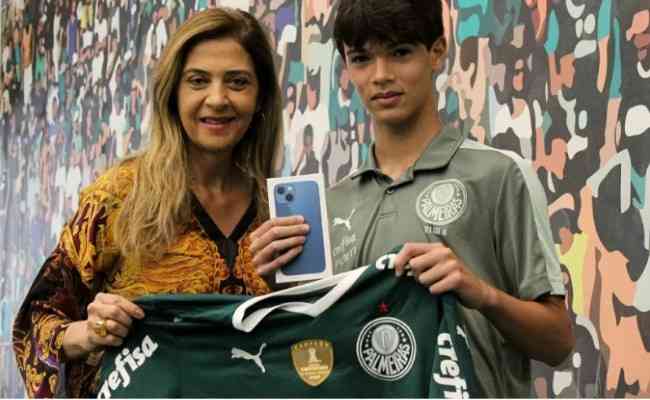 Felipe Goto, atleta da base do Palmeiras, foi presenteado nesta terça-feira pela presidente do clube, Leila Pereira