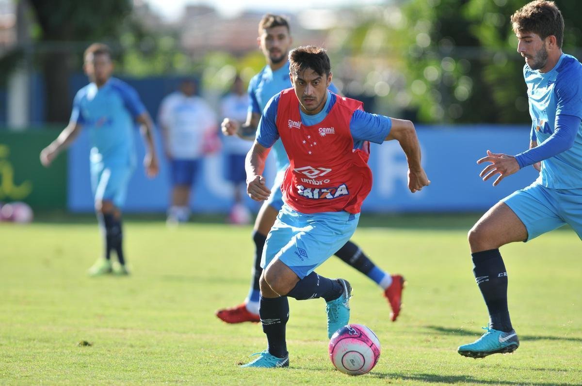 Cruzeiro se reapresentou aps estreia na Copa Libertadores e iniciou sua preparao para o clssico de domingo, s 11h, no Independncia, contra o Atltico, pela nona rodada do Mineiro. As novidades foram as presenas do atacante Sass e do zagueiro Cac, da base. Fred foi vetado devido a um estiramento na panturrilha direita. 