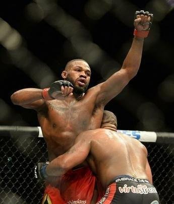 Jon Jones (bermuda vermelha) venceu Daniel Cormier por decisão unânime e manteve o cinturão