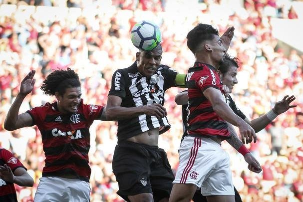Leonardo Silva, de cabeça, empatou para o Atlético aos 22 do primeiro tempo: Flamengo 1 x 1 Atlético