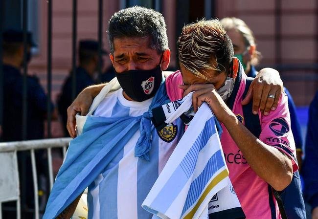 Velrio de Diego Armando Maradona na Casa Rosada, sede do governo argentino, em Buenos Aires. Ao longo desta quinta-feira (26/11), despedida dos fs rendeu imagens marcantes: choro, homenagens e at rivais se consolando pela partida do dolo. Maradona morreu aos 60 anos aps uma parada cardiorrespiratria.