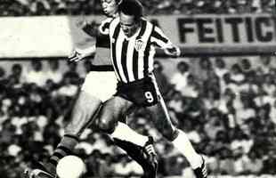 1981 - 3 de julho - Atltico 2 x 2 Flamengo - Estdio Mineiro, Belo Horizonte - Primeira rodada da fase de grupos. Campeo e vice do Brasileiro de 1980, Galo e Flamengo se enfrentaram na estreia da Libertadores de 1981. O time alvinegro abriu 2 a 0 com dois gols do ponta der Aleixo, mas os rubro-negros empataram com Nunes e Marinho. Naquela edio, a equipe de Belo Horizonte foi eliminada na fase de grupos aps perder por W.O. um jogo desempate contra os cariocas, marcada por uma arbitragem polmica de Jos Roberto Wright, que expulsou cinco atleticanos na partida. Os confrontos daquela poca transformaram o duelo em um clssico nacional.
