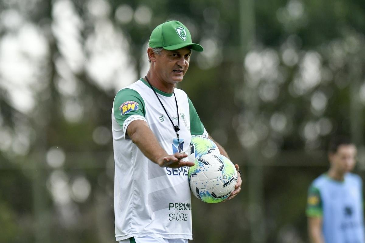 Titulares do Amrica foram poupados do treino com bola no campo, nesta segunda-feira, no CT Lanna Drumond. De qualquer forma, todo o elenco participou de uma palestra com o tcnico Lisca. A novidade do dia foi a volta do zagueiro Eduardo Bauermann s atividades normais. O volante Z Ricardo segue como dvida para enfrentar o Internacional na quarta-feira, em 'deciso' pela Copa do Brasil