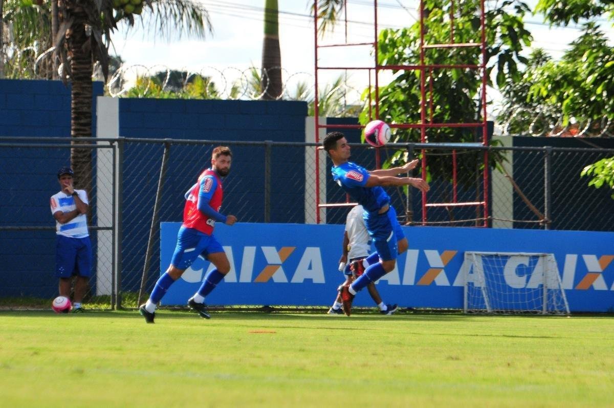 Sem Thiago Neves, que est com desgaste na panturrilha, Mano Menezes escalou o time titular do Cruzeiro no coletivo com Fbio; Lucas Romero, Leo, Murilo e Egdio; Henrique e Ariel Cabral; Robinho, Arrascaeta e Rafinha; Fred. Os reservas atuaram com Rafael; Arthur, Digo, Manoel e Marcelo Hermes; Lucas Silva, Nonoca e Bruno Silva; Rafael Marques, Rafael Sobis e Judivan