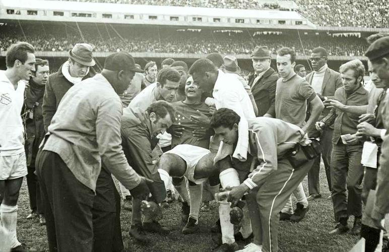 13/10/1968 - Lance da partida entre Cruzeiro e Santos, pelo Roberto, no estdio Morumbi, em So Paulo. Procpio sofre uma leso no joelho aps uma dividia de bola com Pel.