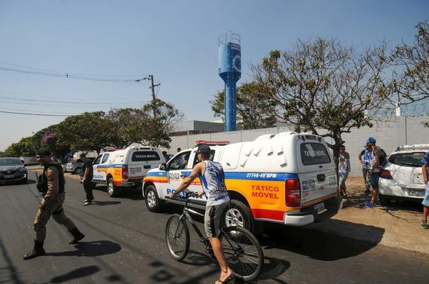 Torcedores protestam em frente  Toca da Raposa II