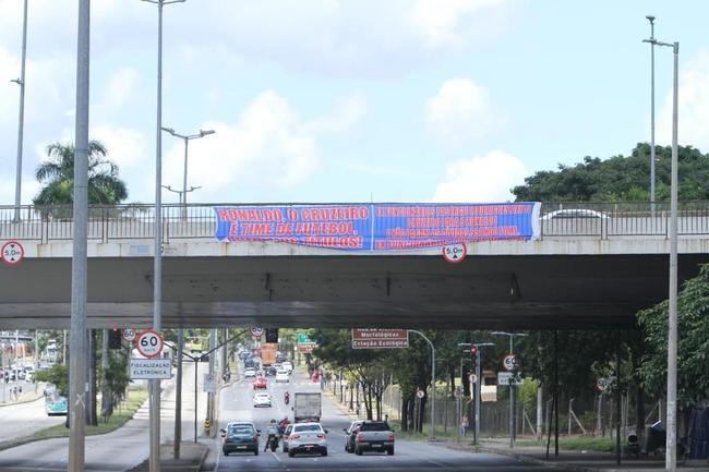 Faixas crticas  gesto de Ronaldo no Cruzeiro so estendidas em viaduto e passarela em dois pontos da avenida Antnio Carlos, em Belo Horizonte 