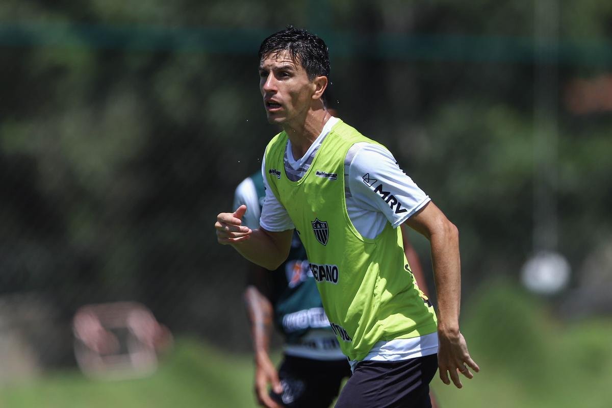 Treino do Atlético em campo. Jogadores fizeram atividade pela manhã no gramado. No período da tarde, trabalho foi na academia
