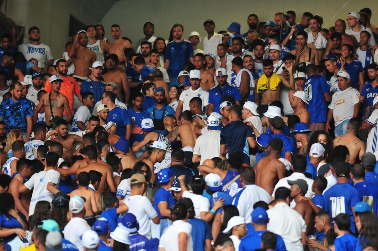Fotos da torcida do Cruzeiro antes e durante a partida contra o Cricima, neste domingo (4), no Mineiro, pela 28 rodada da Srie B