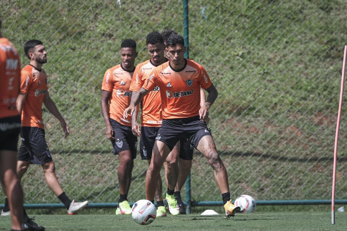 Fotos do primeiro treino de Junior Alonso no retorno ao Atltico