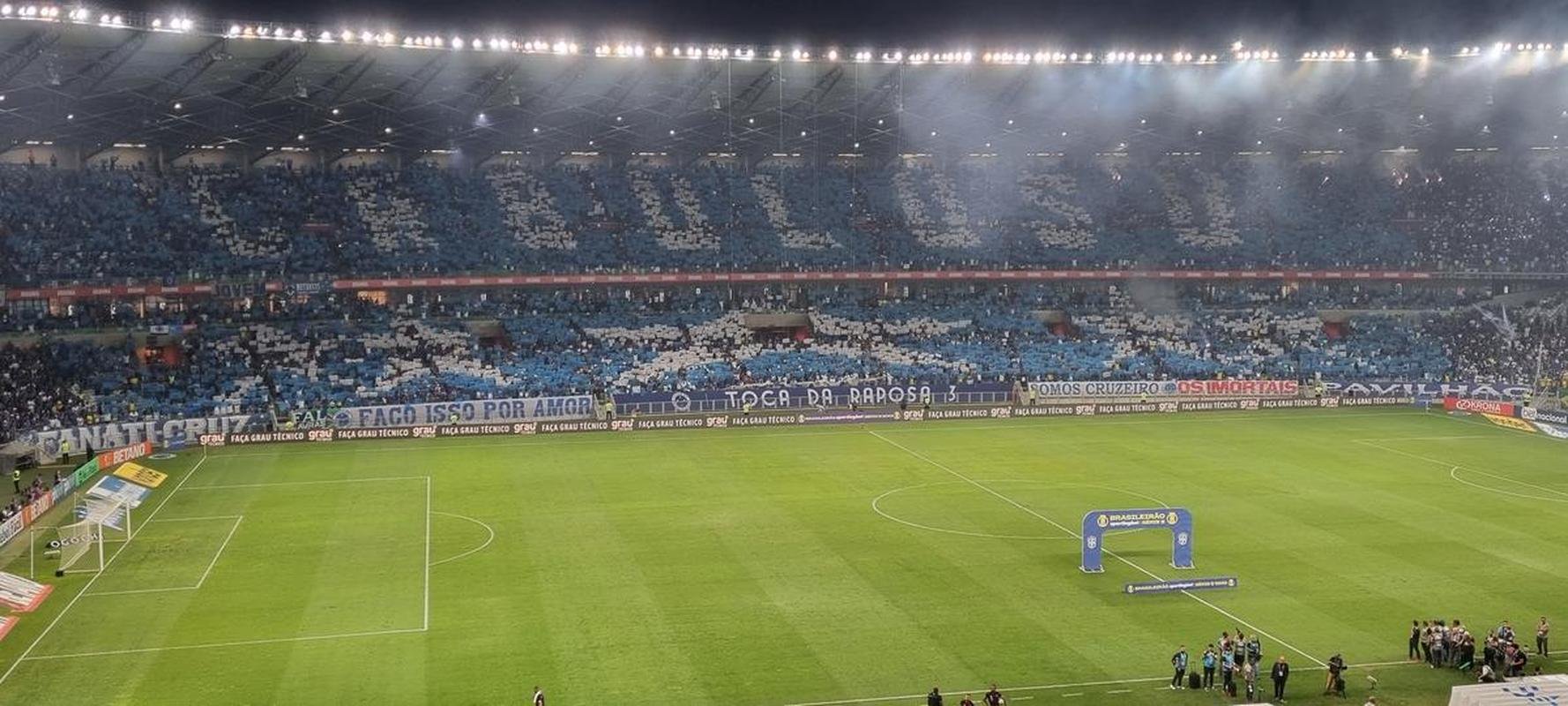 Cabuloso: torcida do Cruzeiro promove mosaico 3D com Ronaldo no Mineiro