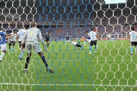 Partida vlida pela 33 rodada do Brasileiro, no Mineiro  