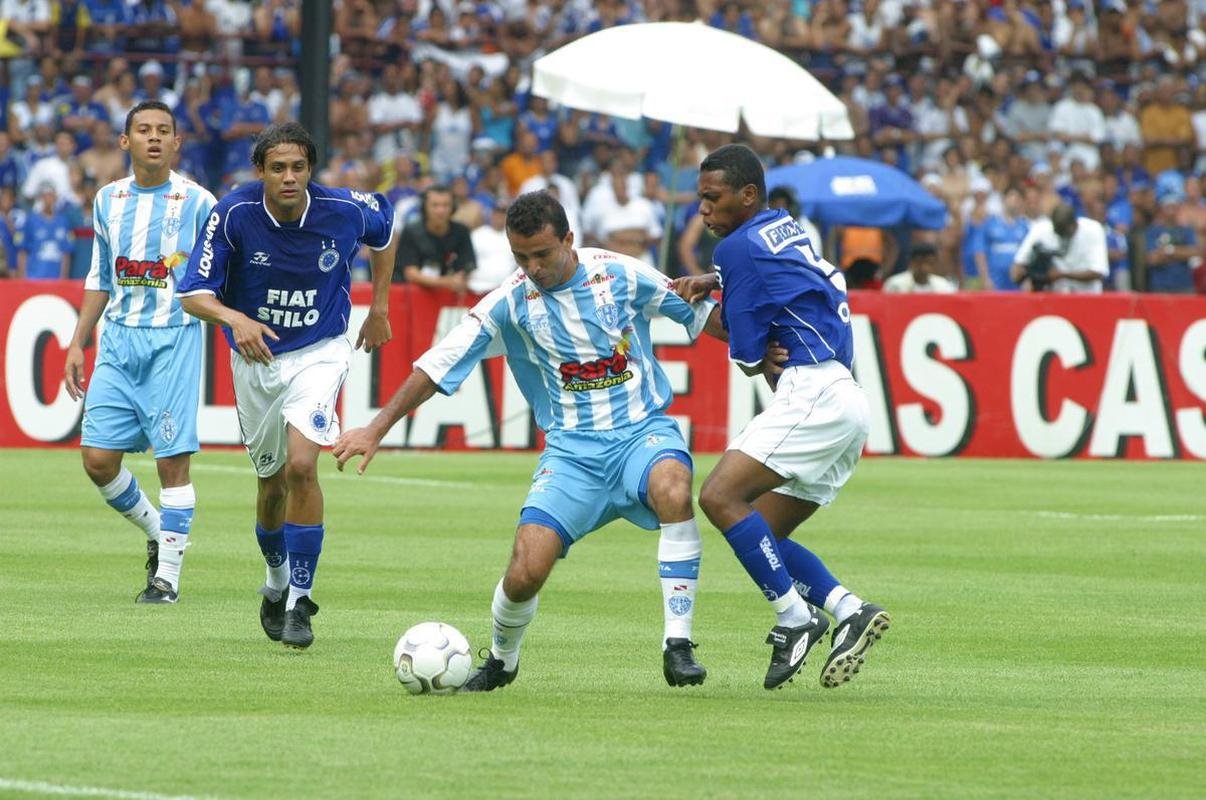 Augusto Recife pelo Cruzeiro na vitria por 2 a 1 sobre o Paysandu. Partida definiu a conquista do Brasileiro de 2003
