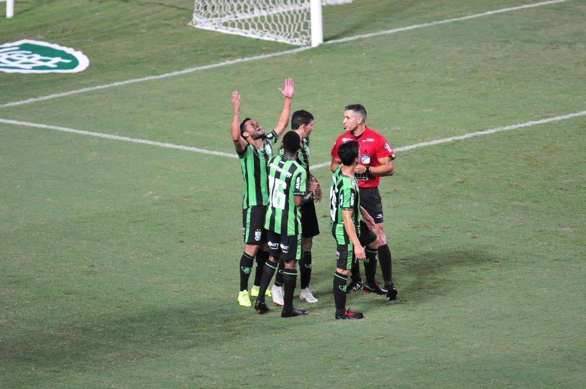 Amrica venceu a Caldense, com gols de Matheusinho e Joo Paulo, e avanou