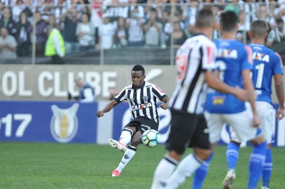 Ainda no primeiro tempo, o Atltico virou, com gols de Cazares, de falta, e Fred: 2 a 1