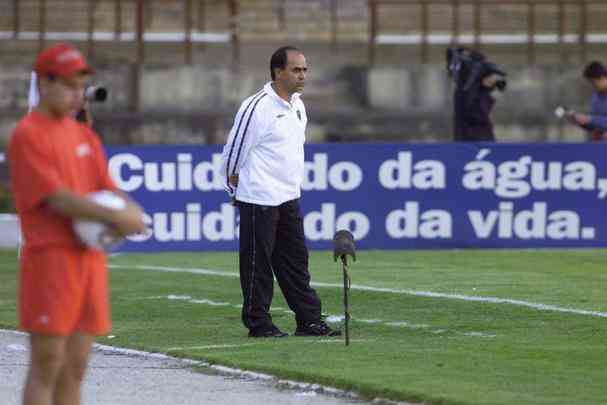 Substituto de Levir Culpi, o interino Marcelo Oliveira dirigiu o Atltico contra o Cruzeiro no dia 26 de maio de 2002. A equipe alvinegra foi derrotada por 1 a 0, em jogo vlido pelo Supercampeonato Mineiro. Esta passagem de Marcelo pelo cargo durou trs jogos: uma vitria, um empate e uma derrota. Ele deu lugar a Geninho.