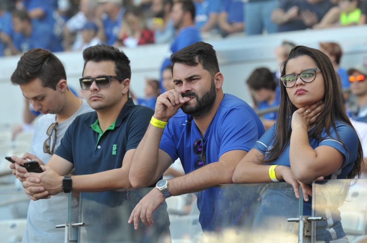 Imagens das torcidas de Cruzeiro e So Paulo no Mineiro