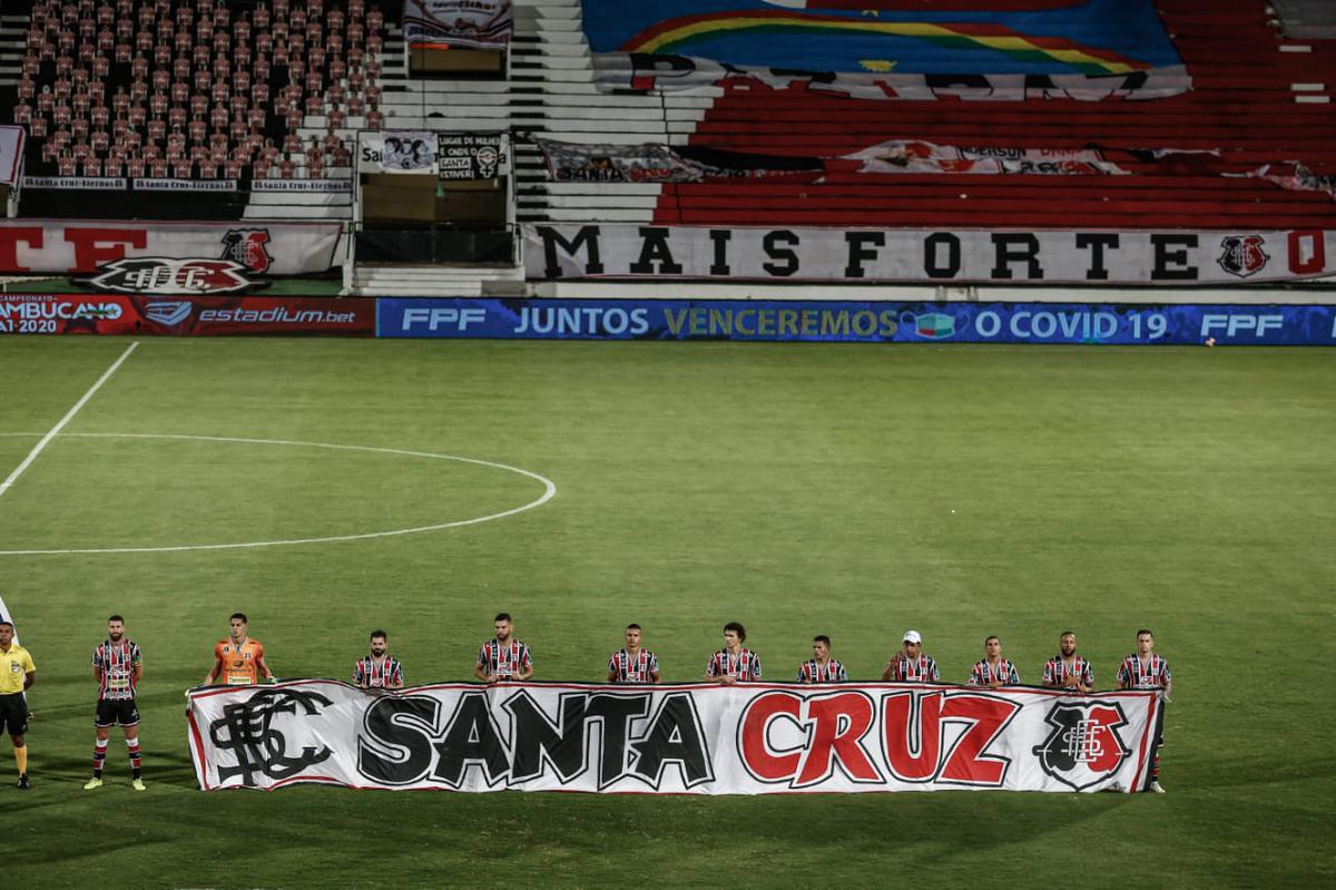 Primeiro tempo de jogo foi pegado, com chances para as duas equipes. O Salgueiro começou se lançando mais para o ataque, mas foram do Santa Cruz as melhores oportunidades. O time coral até balançou as redes, mas a arbitragem assinalou impedimento.